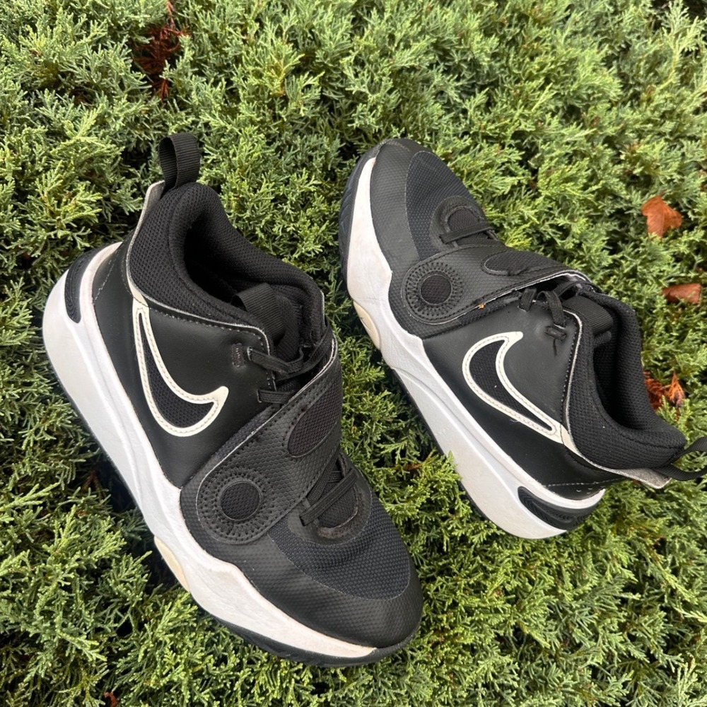 Nike Team Hustle D 11 Big Kids Athletic Shoes Size 5.5Y Black White